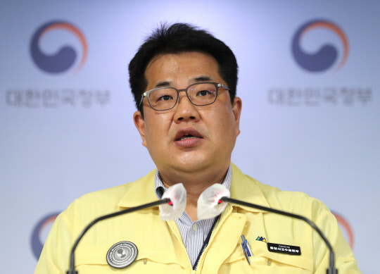 손영래 중앙사고수습본부 전략기획반장(보건복지부 대변인)이 14일 정부서울청사에서 코로나19 중대본 결과 브리핑을 하고 있다.